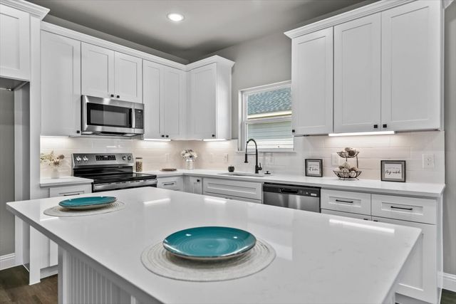 805 Arrowhead Court, Granbury, TX 76048
