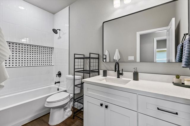805 Arrowhead Court, Granbury, TX 76048