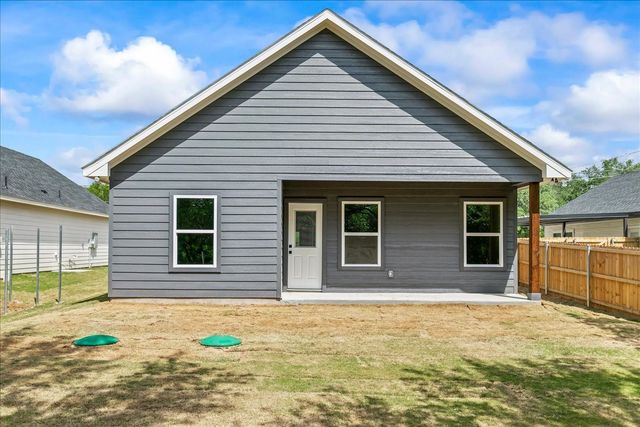 805 Arrowhead Court, Granbury, TX 76048