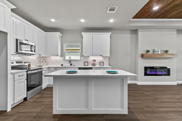 805 Arrowhead Court, Granbury, TX 76048