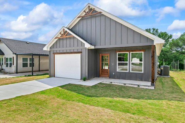 805 Arrowhead Court, Granbury, TX 76048