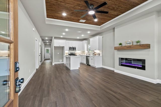 805 Arrowhead Court, Granbury, TX 76048