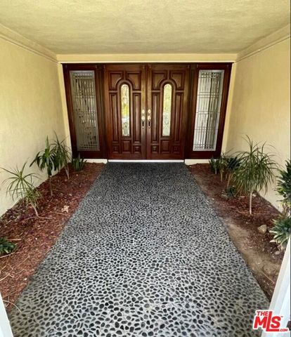5238 Los Encantos Way, Los Angeles, CA 90027