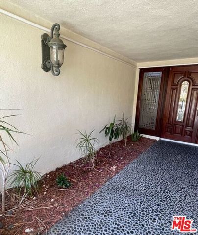 5238 Los Encantos Way, Los Angeles, CA 90027