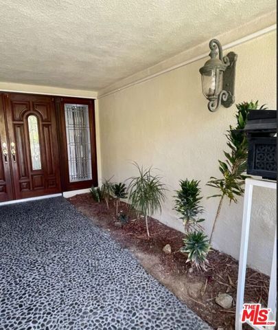 5238 Los Encantos Way, Los Angeles, CA 90027
