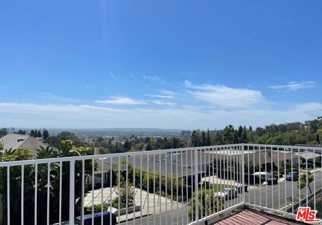 5238 Los Encantos Way, Los Angeles, CA 90027