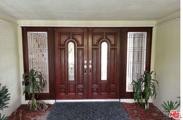 5238 Los Encantos Way, Los Angeles, CA 90027