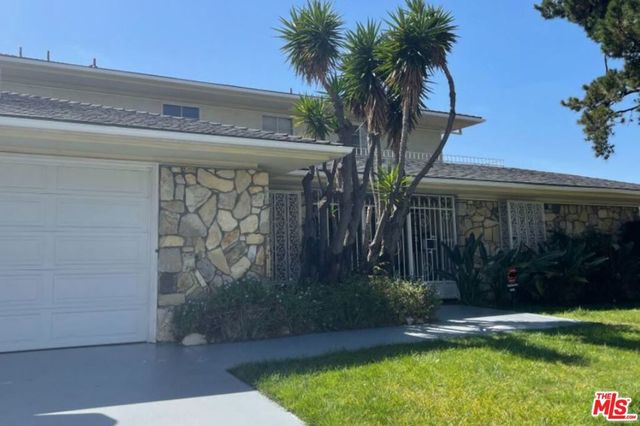 5238 Los Encantos Way, Los Angeles, CA 90027