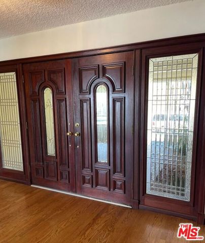 5238 Los Encantos Way, Los Angeles, CA 90027