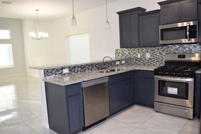 1103 Nickel Hill Avenue, Sunland Park, NM 88008