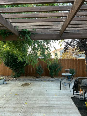 3041 SW Salmon Avenue, Redmond, OR 97756