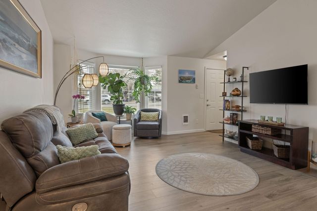 3041 SW Salmon Avenue, Redmond, OR 97756