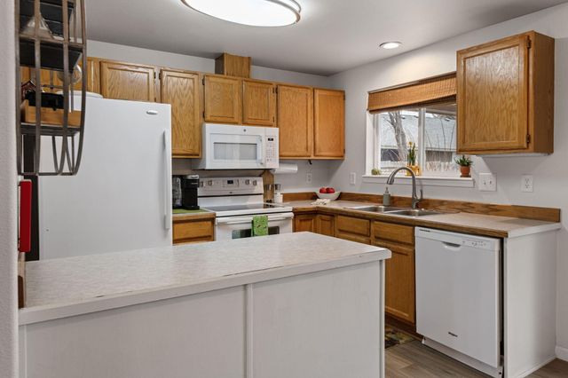 3041 SW Salmon Avenue, Redmond, OR 97756