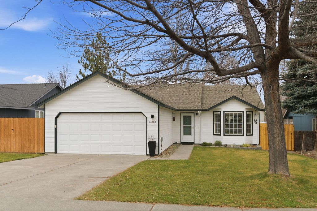 3041 SW Salmon Avenue, Redmond, OR 97756