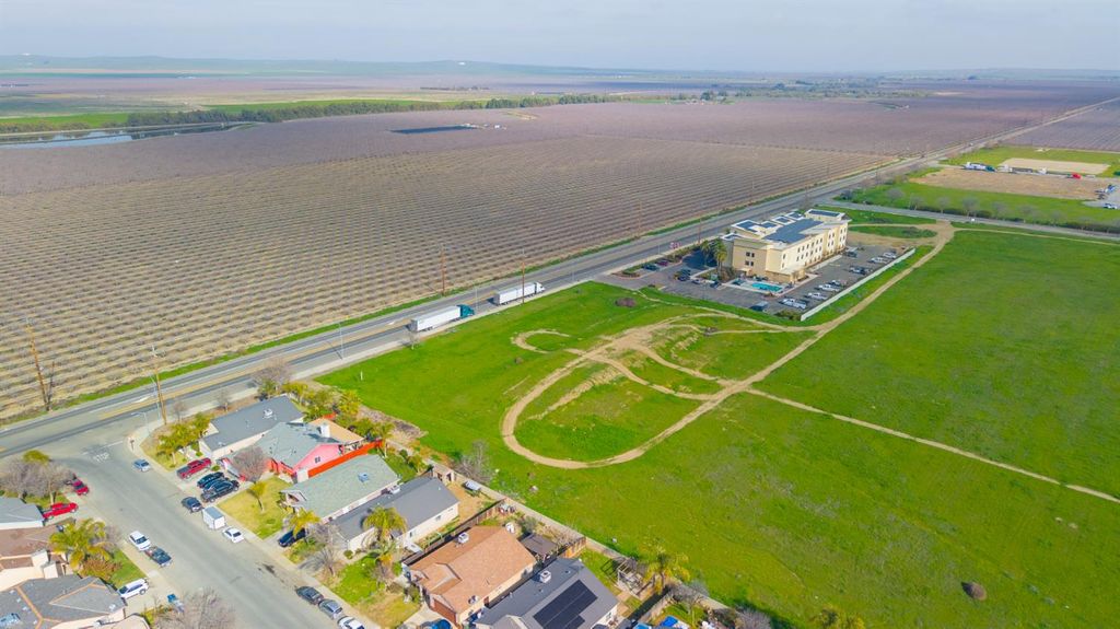 Image 10 of property listing at 83 Jayne Ave, Coalinga, CA 93210