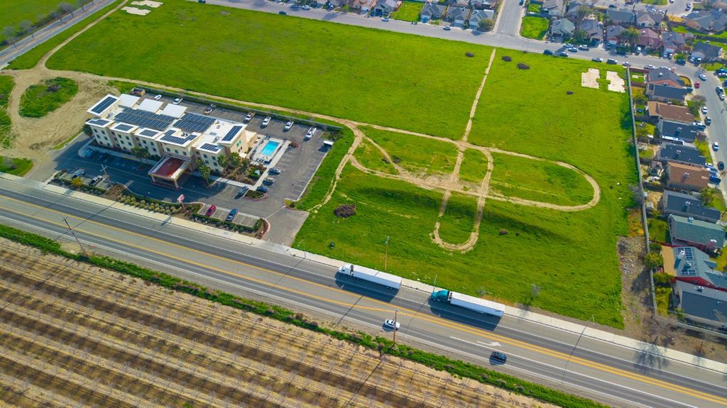 Image 2 of property listing at 83 Jayne Ave, Coalinga, CA 93210