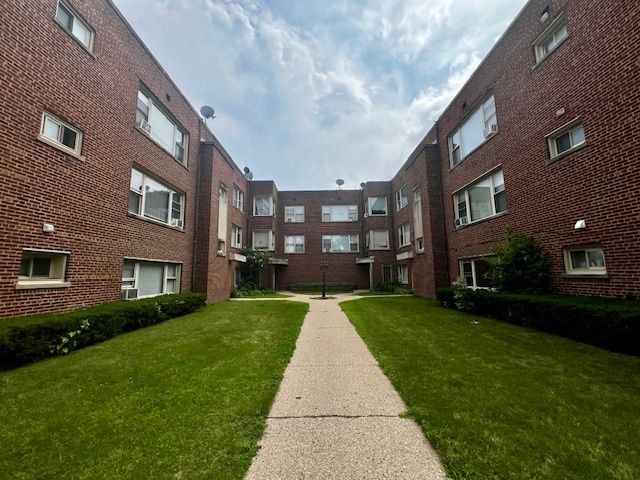 2409 W Jarvis Avenue 1E, Chicago, IL 60645