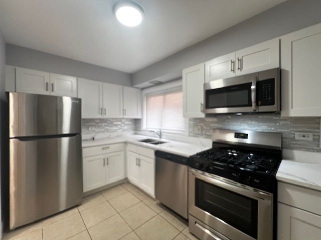 2409 W Jarvis Avenue 1E, Chicago, IL 60645