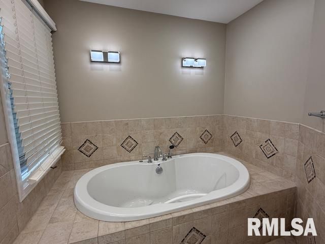 16429 N Hawthorne Hills Drive, Mt Vernon, IL 62864