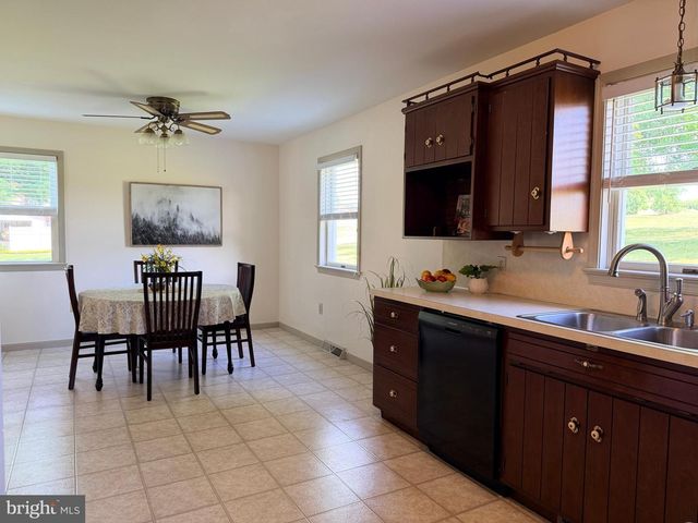 23 SHERRARD DR, Willow Street, PA 17584