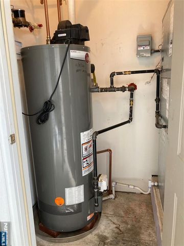 526 Bushes Lane, Elmwood Park, NJ 07407