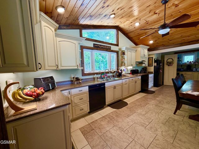 1910 Laramie Trail, Dandridge, TN 37725