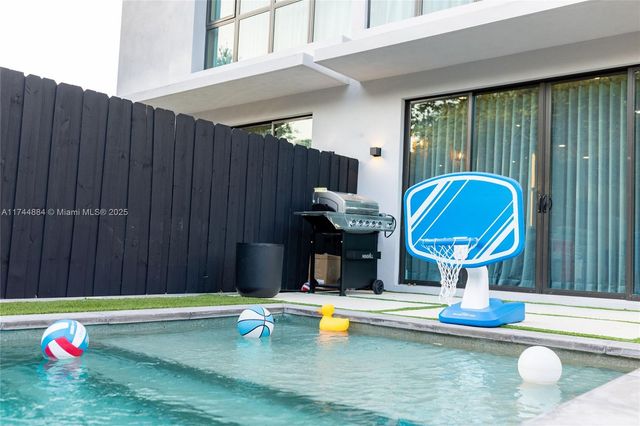 414 NW 52nd St, Miami, FL 33127