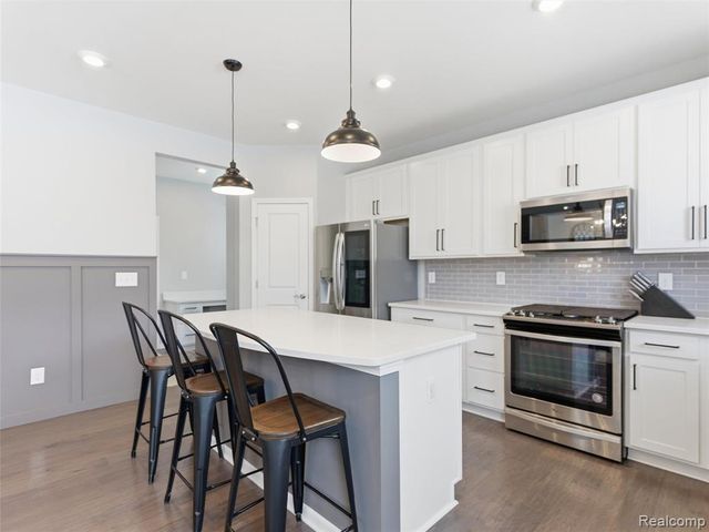 3861 Summit Drive, Sterling Heights, MI 48314