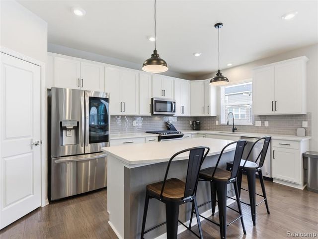 3861 Summit Drive, Sterling Heights, MI 48314