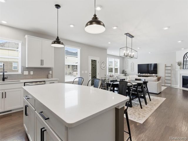 3861 Summit Drive, Sterling Heights, MI 48314