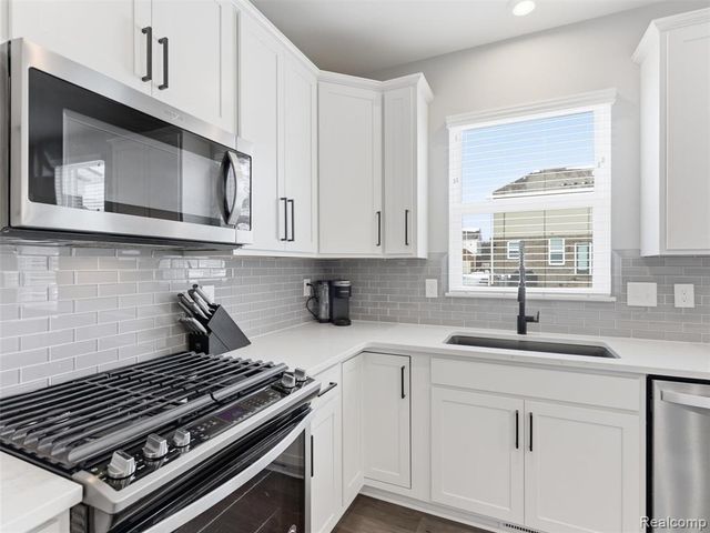 3861 Summit Drive, Sterling Heights, MI 48314