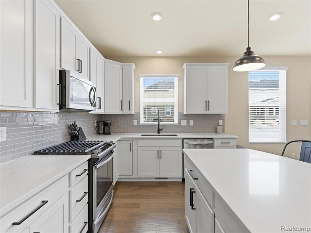 3861 Summit Drive, Sterling Heights, MI 48314