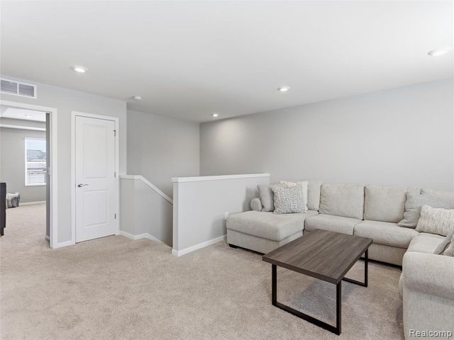 3861 Summit Drive, Sterling Heights, MI 48314