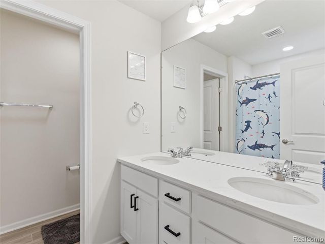 3861 Summit Drive, Sterling Heights, MI 48314