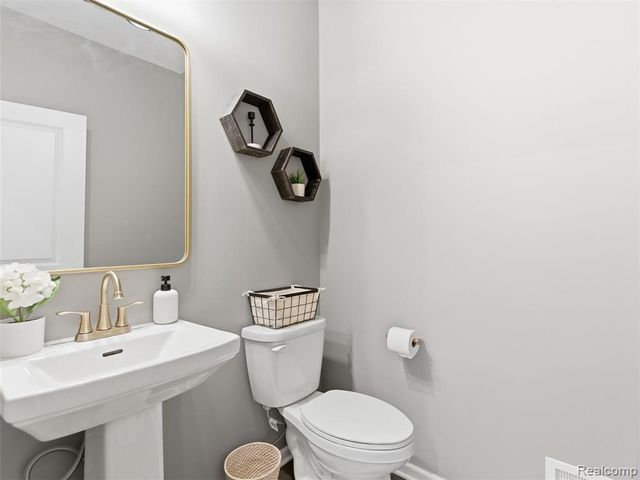 3861 Summit Drive, Sterling Heights, MI 48314