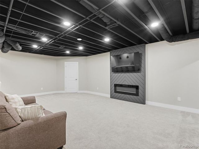 3861 Summit Drive, Sterling Heights, MI 48314