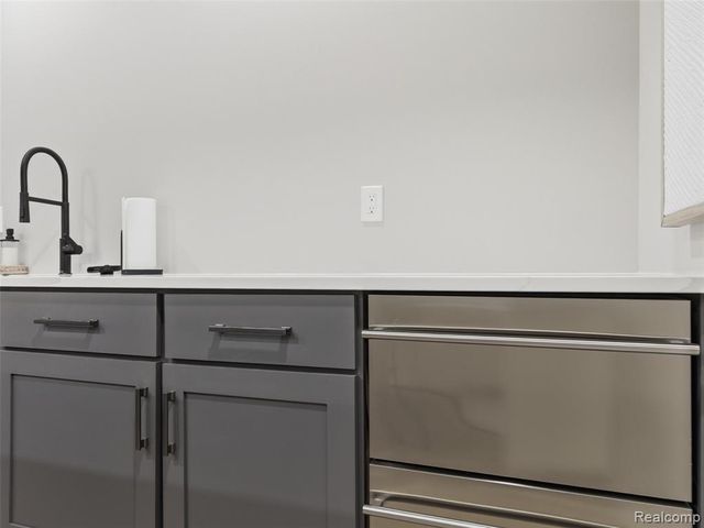 3861 Summit Drive, Sterling Heights, MI 48314