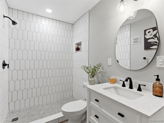 3861 Summit Drive, Sterling Heights, MI 48314