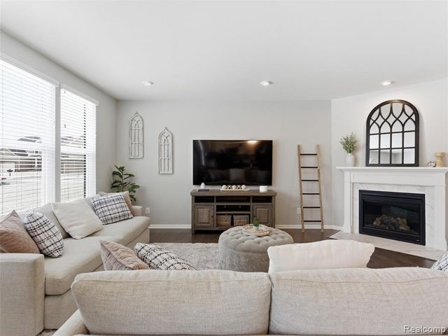 3861 Summit Drive, Sterling Heights, MI 48314