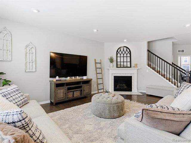 3861 Summit Drive, Sterling Heights, MI 48314