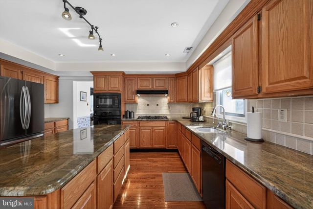 102 CLOVER LEAF LN, North Wales, PA 19454