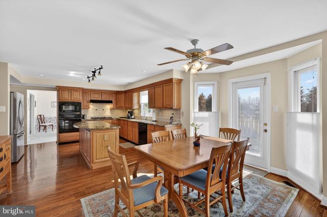 102 CLOVER LEAF LN, North Wales, PA 19454