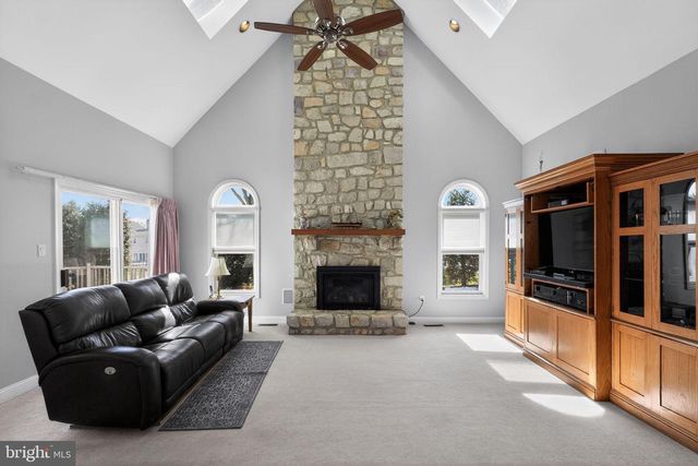 102 CLOVER LEAF LN, North Wales, PA 19454