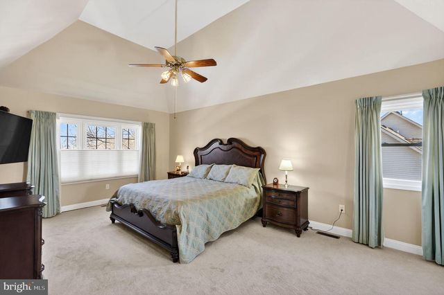 102 CLOVER LEAF LN, North Wales, PA 19454