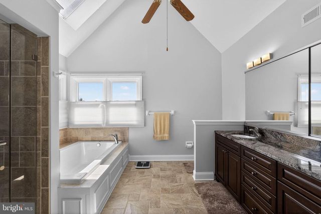 102 CLOVER LEAF LN, North Wales, PA 19454