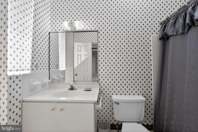 102 CLOVER LEAF LN, North Wales, PA 19454