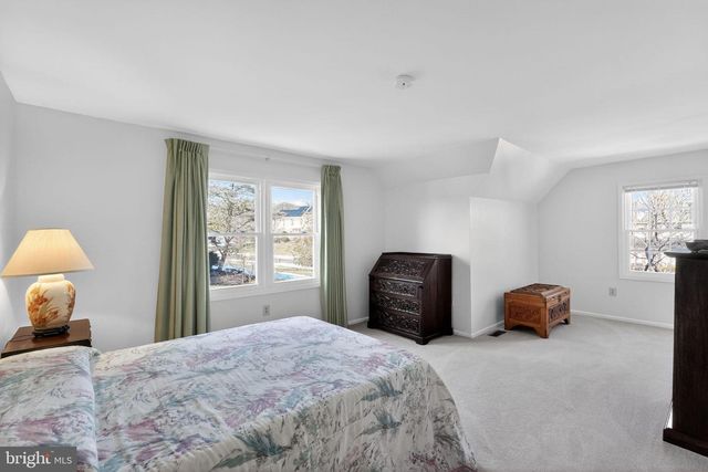 102 CLOVER LEAF LN, North Wales, PA 19454