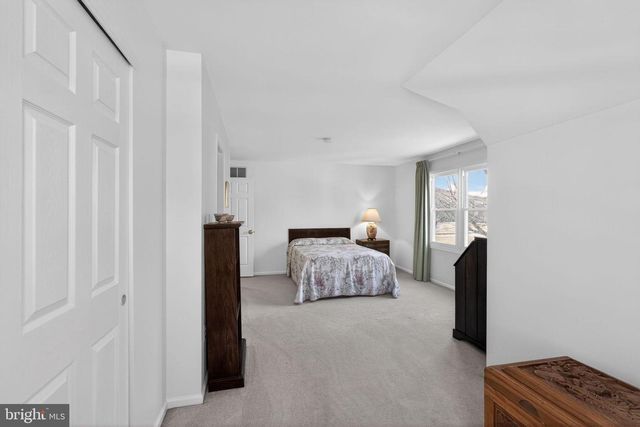 102 CLOVER LEAF LN, North Wales, PA 19454