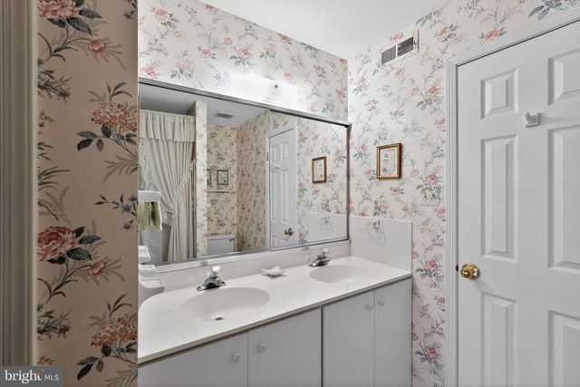 102 CLOVER LEAF LN, North Wales, PA 19454