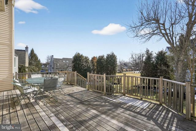 102 CLOVER LEAF LN, North Wales, PA 19454